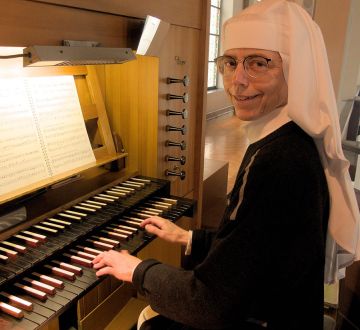 sr-monika image sr-monika Zisterziensterinnenabtei Mariastern | Menschen