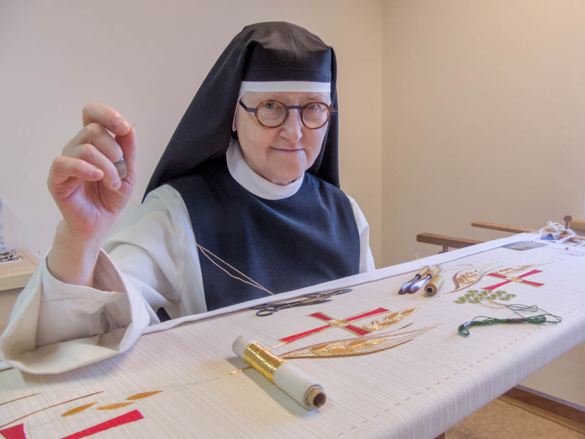 sr%20columba-elisabeht Zisterziensterinnenabtei Mariastern | Paramentenstickerei