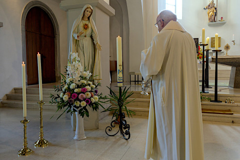 b2ap3_thumbnail_mariae-himmelfahrt1 image Pfarrer Trentinaglia inzensiert die Marienstatue im Festgottesdienst Mariä Himmelfahrt