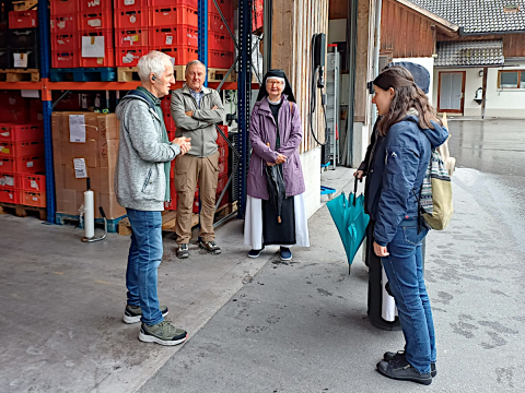 b2ap3_thumbnail_tischlein-deck-dich2 image Links außen Herr Elmar Stüttler, Gründer von Tischlein deck dich, daneben Herr Eugen Wenin, die uns die Lagerhallen zeigen