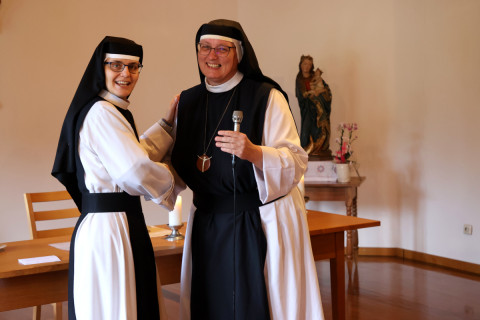 Priorin Sr. Magdalena gratuliert unserer Äbtissin im Namen des Konventes