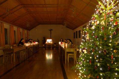 Wir st&auml;rken uns nach der Christmette im stimmungsvoll geschm&uuml;ckten Refektorium