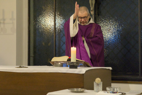 Segnung der Asche, die uns an unsere Verg&auml;nglichkeit erinnert