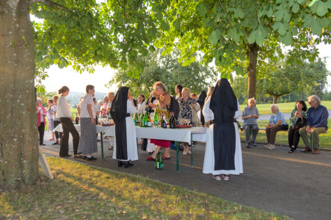 Nach dem Konzert genossen wir in feiner Abendstimmung herzliche Begegnungen bei der Agape