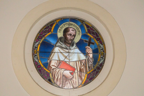 Fenster mit dem Heiligen Bernhard im Kreuzgang unseres Klosters