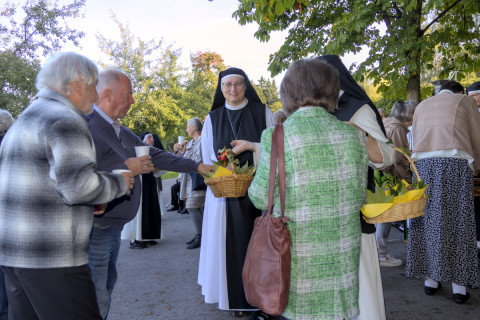 Bei der Agape nach dem Gottesdienst teilten wir Brot und Wein miteinander