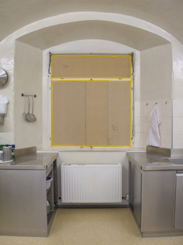 Die Küche: Nachdem die Fensterflügel abtransportiert wurden, wurden das Fenster mit einer Holzplatte geschlossen.