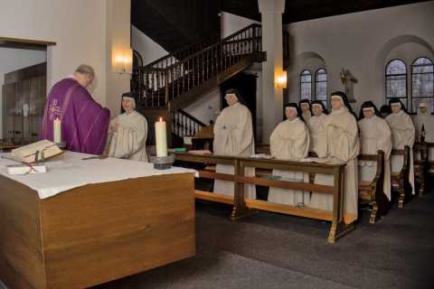 Wir stehen in der Liturgie vor Gott und gleichzeitig kommen wir immer wieder neu zu ihm