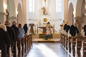 mariastern-gottesdienst-totale-altar-a7ecff7a Zisterziensterinnenabtei Mariastern | Vesper mit Lichtfeier zum Tag des geweihten Lebens - Blog