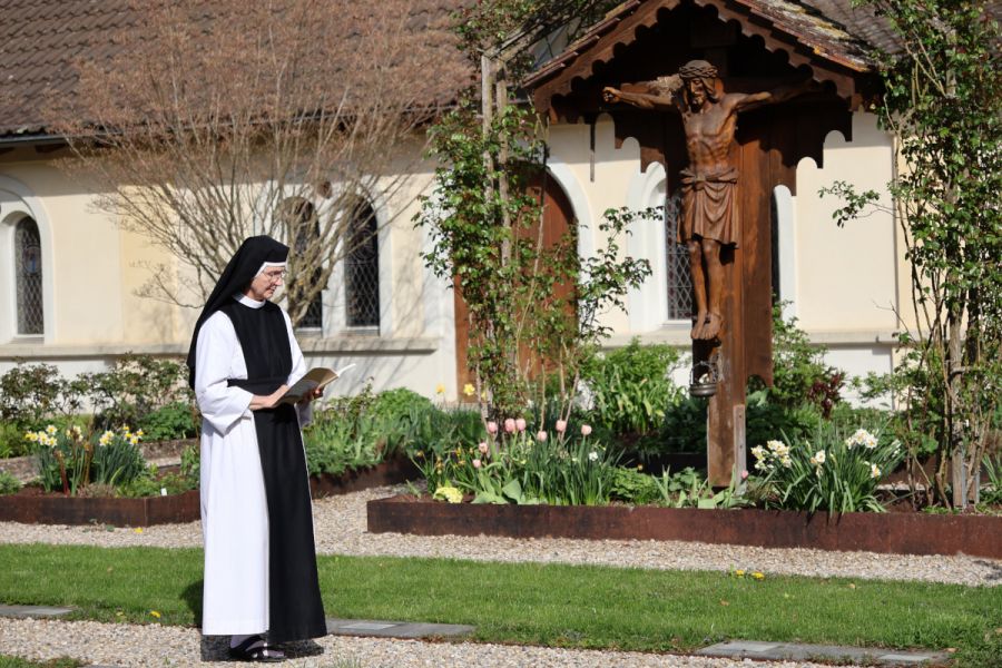 geistliche-lesung-kreuzgang-eb37b38e image geistliche-lesung-kreuzgang-eb37b38e Zisterziensterinnenabtei Mariastern | Benediktusregel